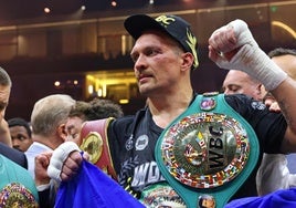 Usyk celebra su victoria que le convierte en el rey de los pesos pesados.