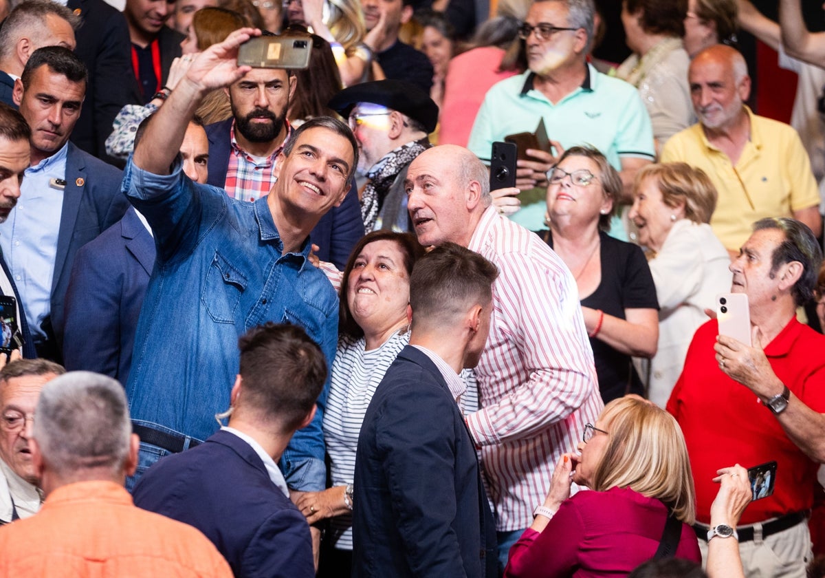 Sánchez se hace un selfie con asistentes al acto de este jueves en Valencia.