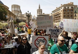 Manifestantes a su paso por la plaza de la Virgen.