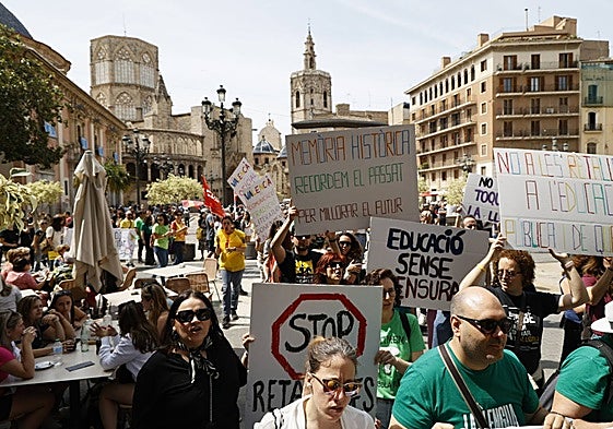 Manifestantes a su paso por la plaza de la Virgen.