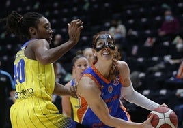 Alexander defiende a Laura Gil con la camiseta del Castors Braine.