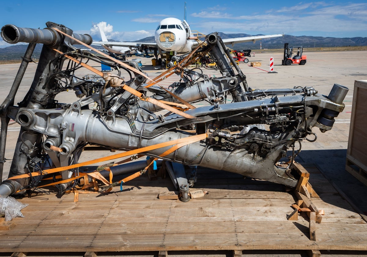 Imagen principal - Una pieza desmontada de uno de los aviones, un alumno de los grados de FP en un helicóptero y uno de los empleados del proyecto aeroespacial Arkadia.