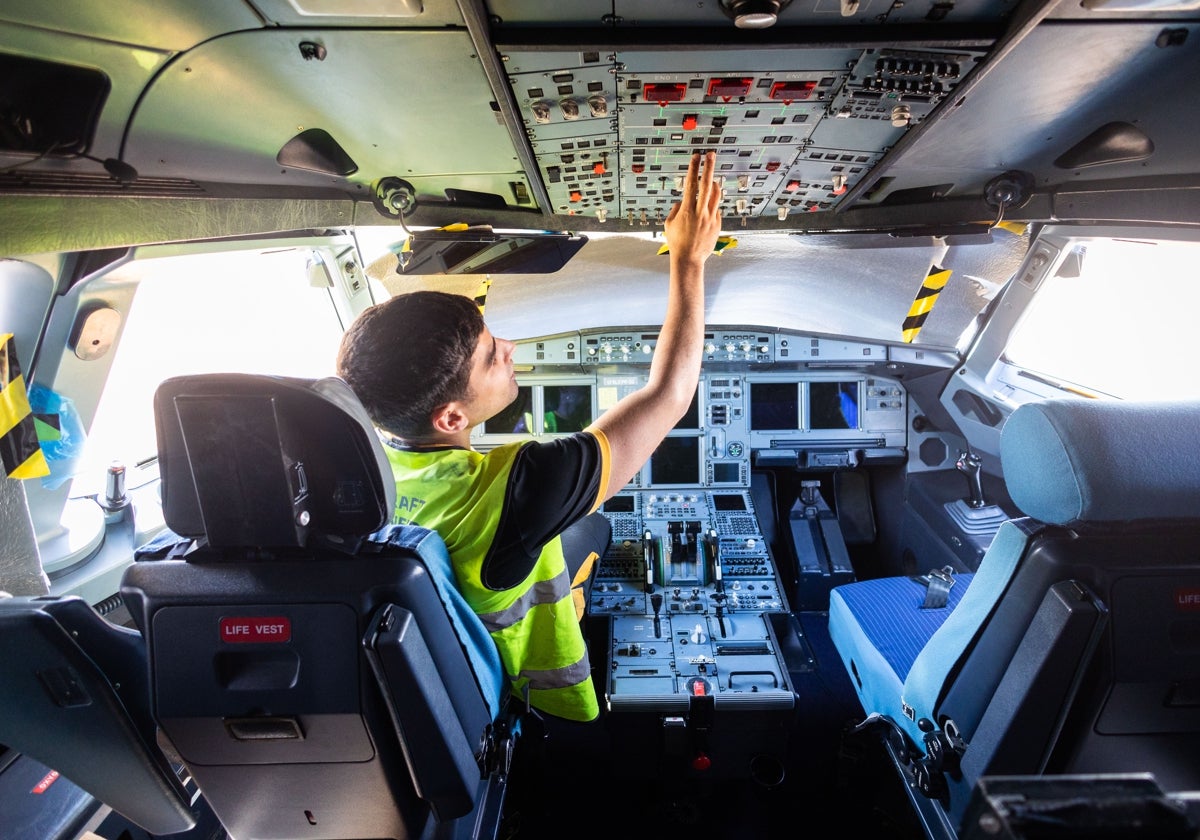 Un operario de Brok-air manipula la cabina de un avión.