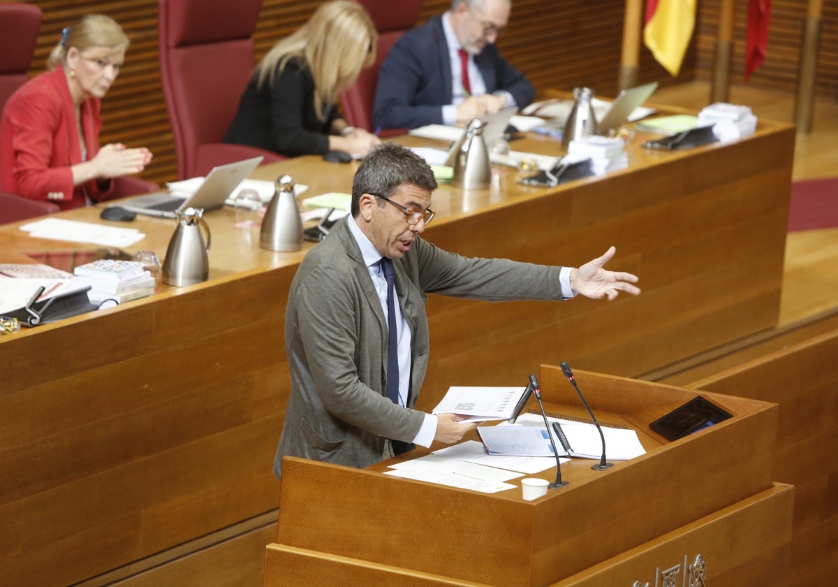 Mazón, durante su intervención en Les Corts.