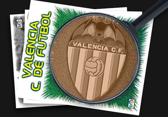 Imagen de un cromo de la Liga de Fútbol Profesional con el escudo del Valencia CF.