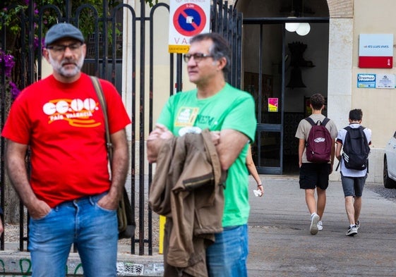 Adolescentes acuden a clase mientras los convocantes de la huelga ojean la afluencia.