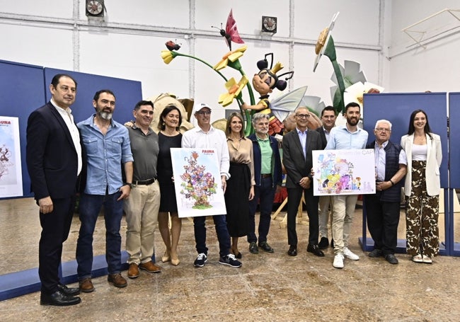 El concejal de Fallas, Santiago Ballester, las ediles Mónica Gil y Nuria Llopis, artistas y jurado y secretario general de la JCF, Nico Garcés.