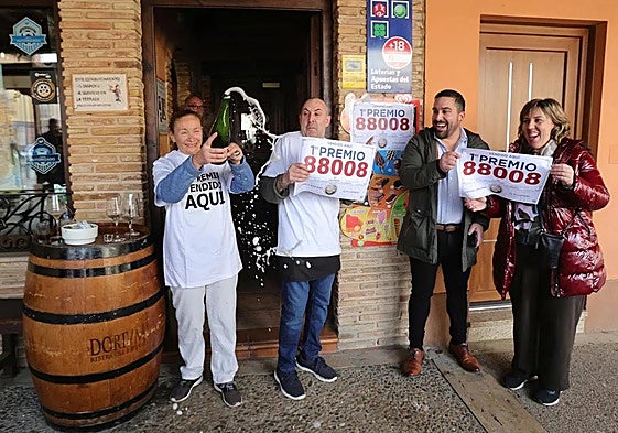 Varios ganadores de la lotería en una administracion, en una imagen de archivo.