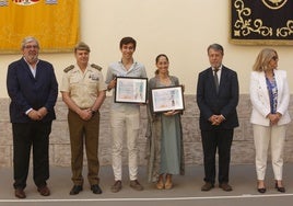 Los ganadores del concurso con sus diplomas.