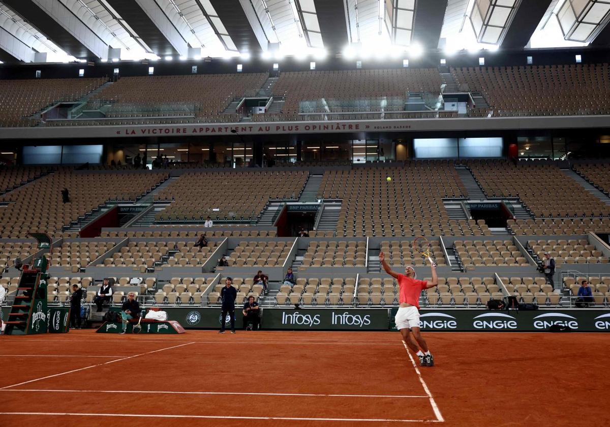 Nadal, entrenando en la pista central de Roland Garros.