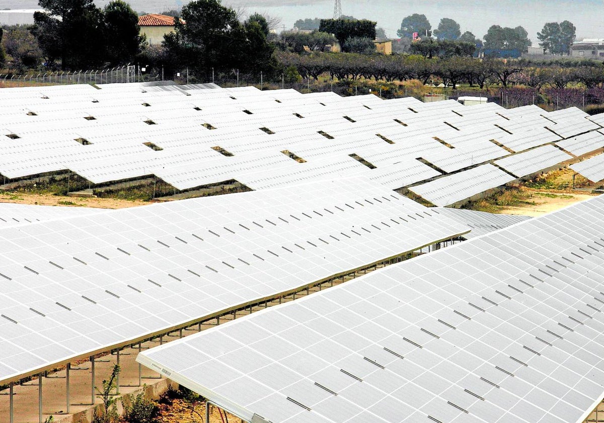 Inauguración de un complejo solar fotovoltaico en el municipio de L'Olleria en una imagen de archivo.