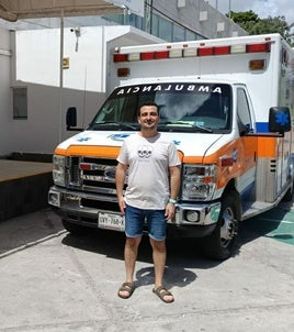 Adrián Fernández, a la salida del hospital.