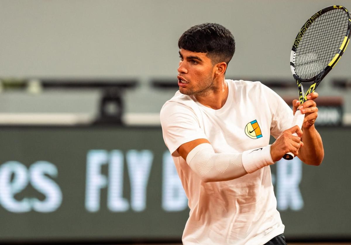 Alcaraz, entrenando en Roland Garros.