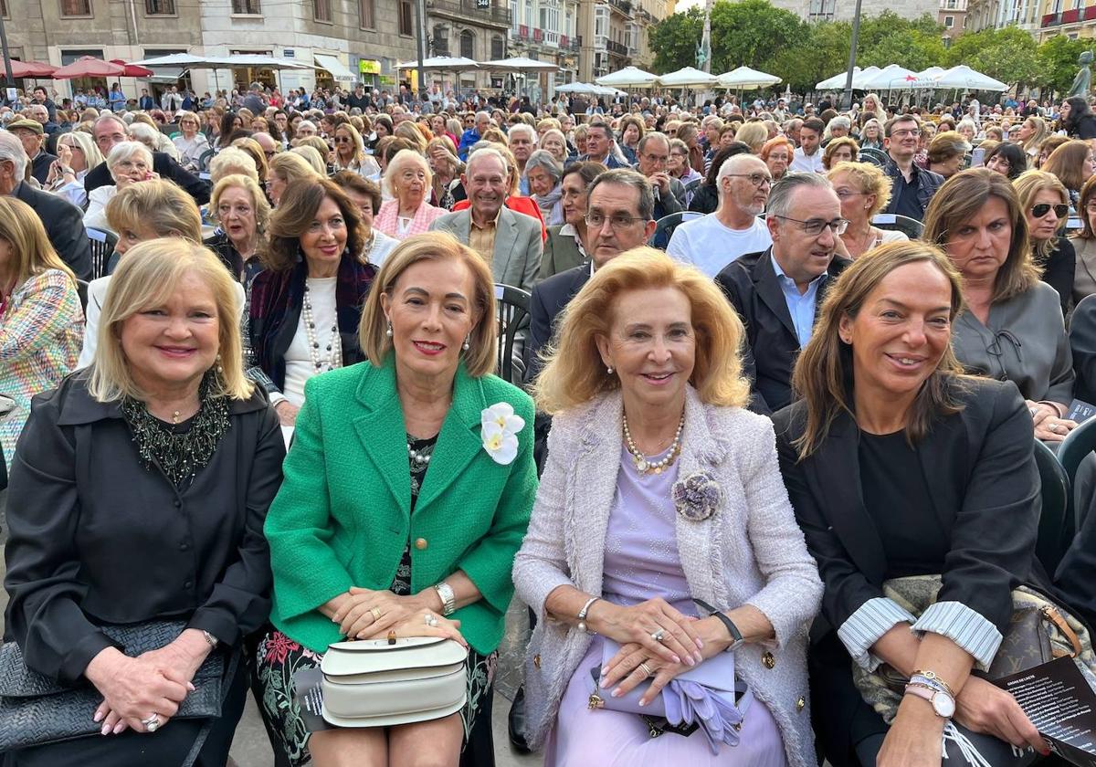 Un concierto multitudinario y una obra de teatro con ovación