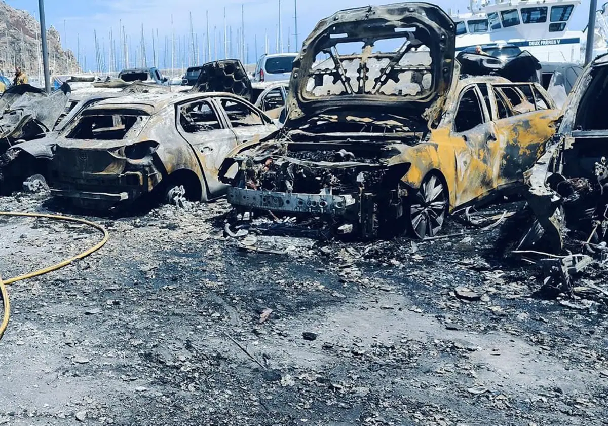 Detenidos dos hombres por el incendio que quemó 34 coches en Xàbia