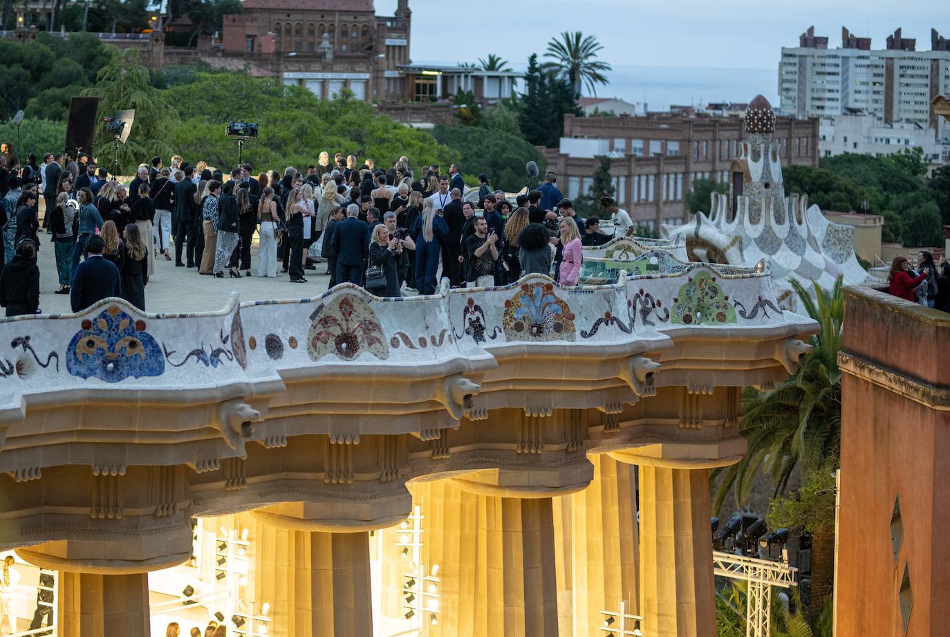 El emblemático Park Güell, en Barcelona, ha sido el escenario elegido por Louis Vuitton para presentar su 'Colección Crucero 2025', una pasarela de estética minimalista donde se han dado a conocer las nuevas propuestas de la firma francesa. 