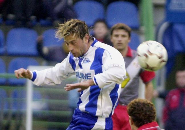 Rubén Navarro rematando de cabeza en un partido durante su etapa en el Alavés.