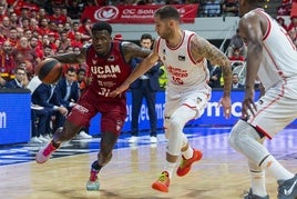 Ennis y Jovic, en el partido del miércoles en Murcia.