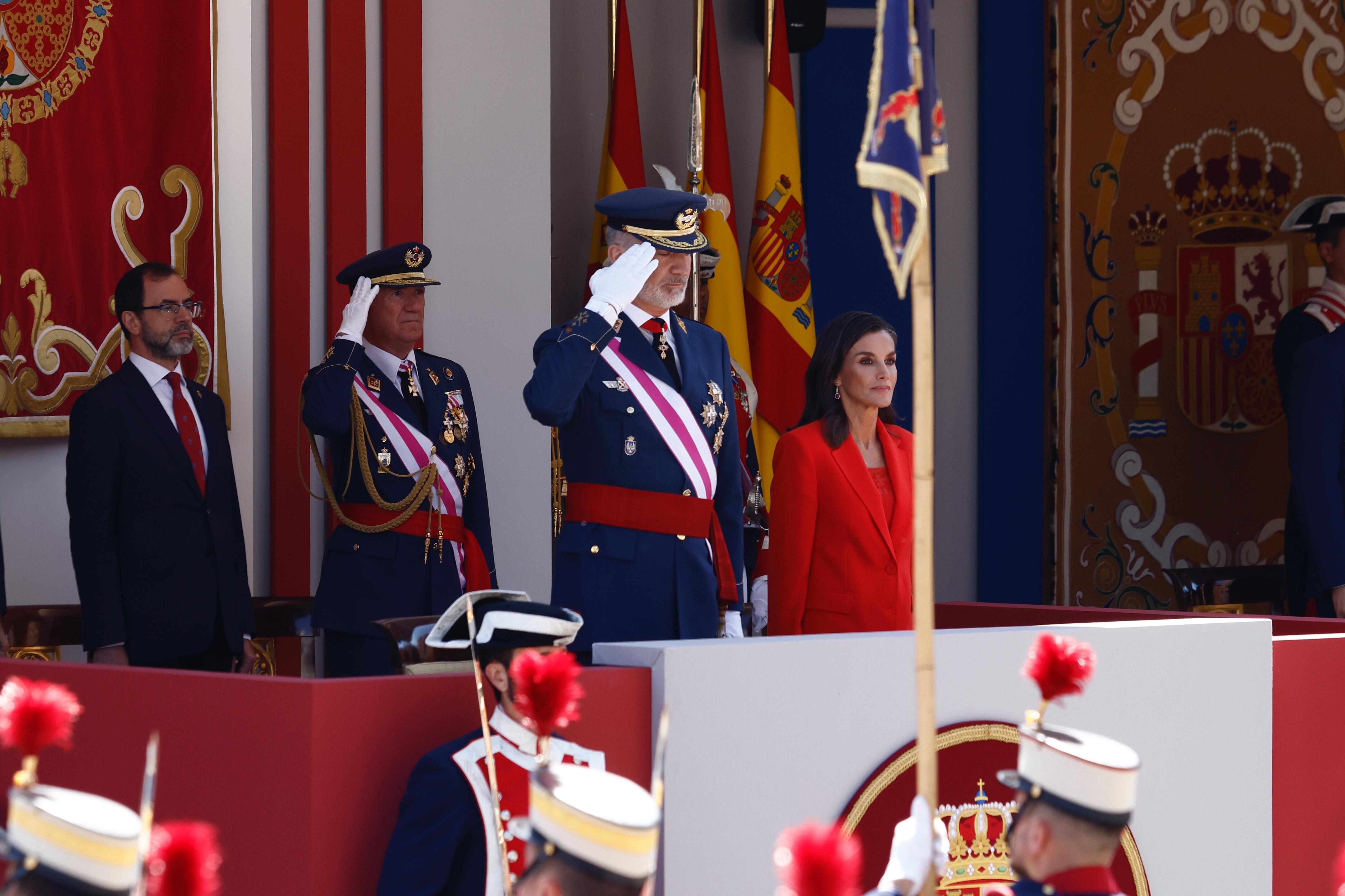 Letizia, de rojo y con zapatillas por su lesión en el pie, en el desfile de las Fuerzas Armadas