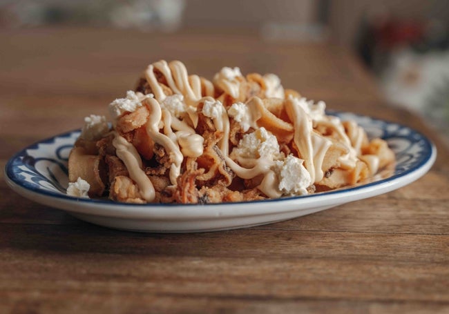 Fritura de chipirones con queso feta y mayonesa de lima.