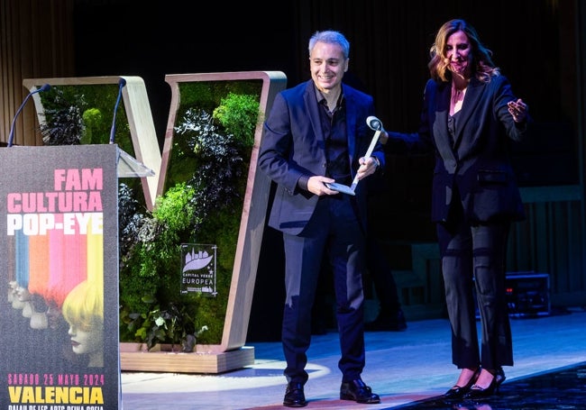 El periodista Vicente Valles, junto a la alcaldesa, con el premio.