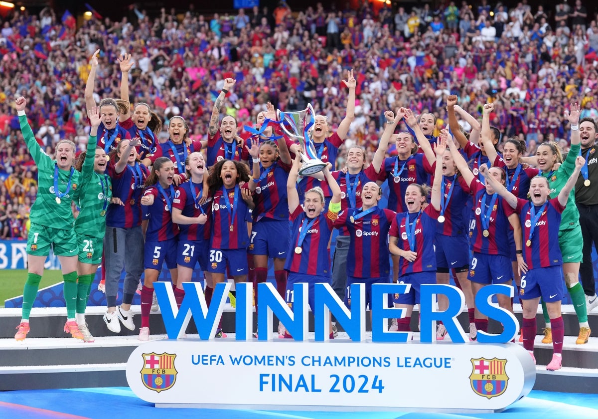 El Barça femenino levanta el trofeo de la Champions.