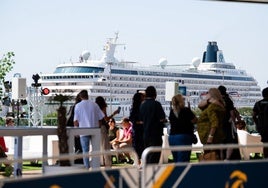 Un grupo de turistas que acaba de llegar a Valencia en un crucero.