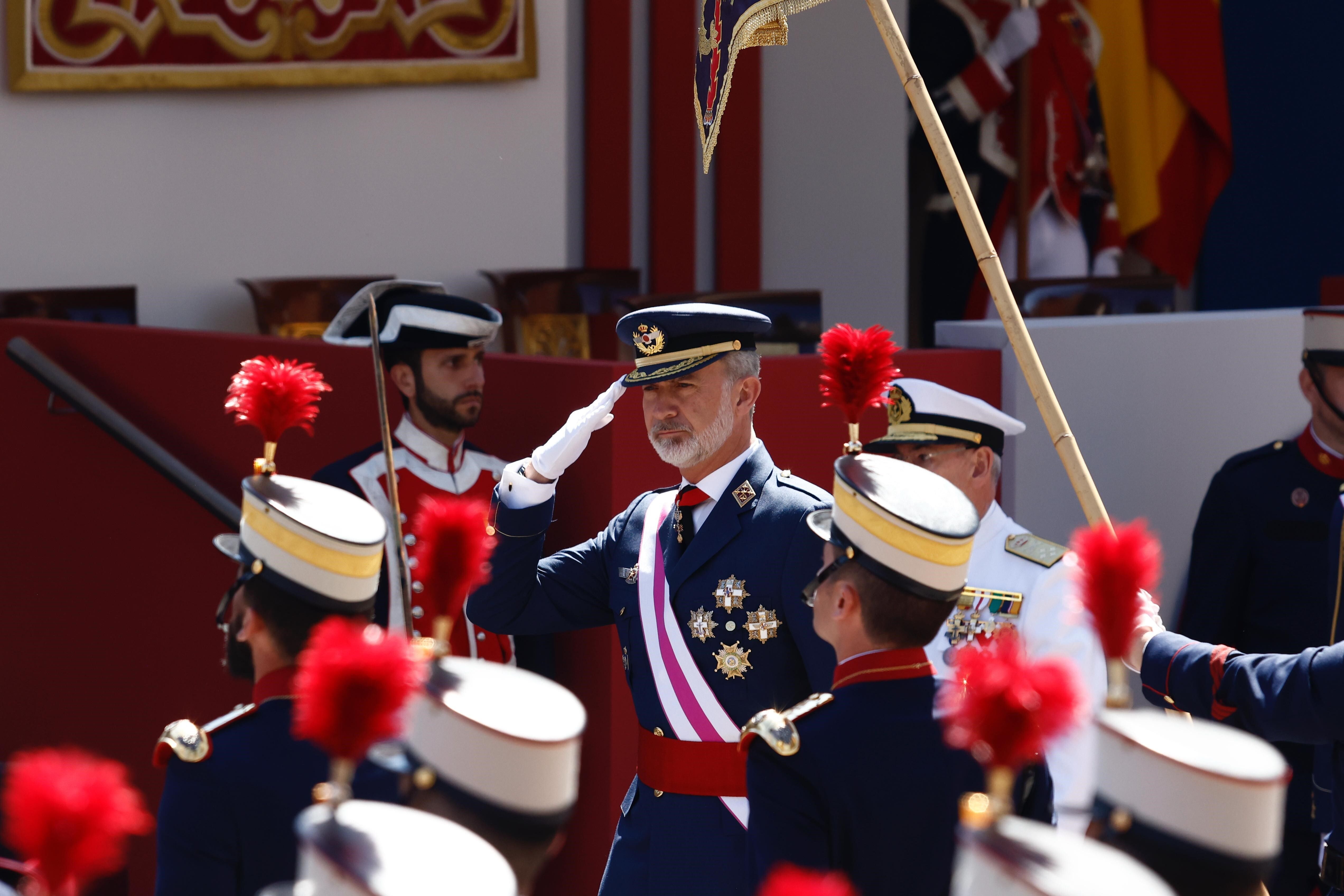 Letizia, de rojo y con zapatillas por su lesión en el pie, en el desfile de las Fuerzas Armadas