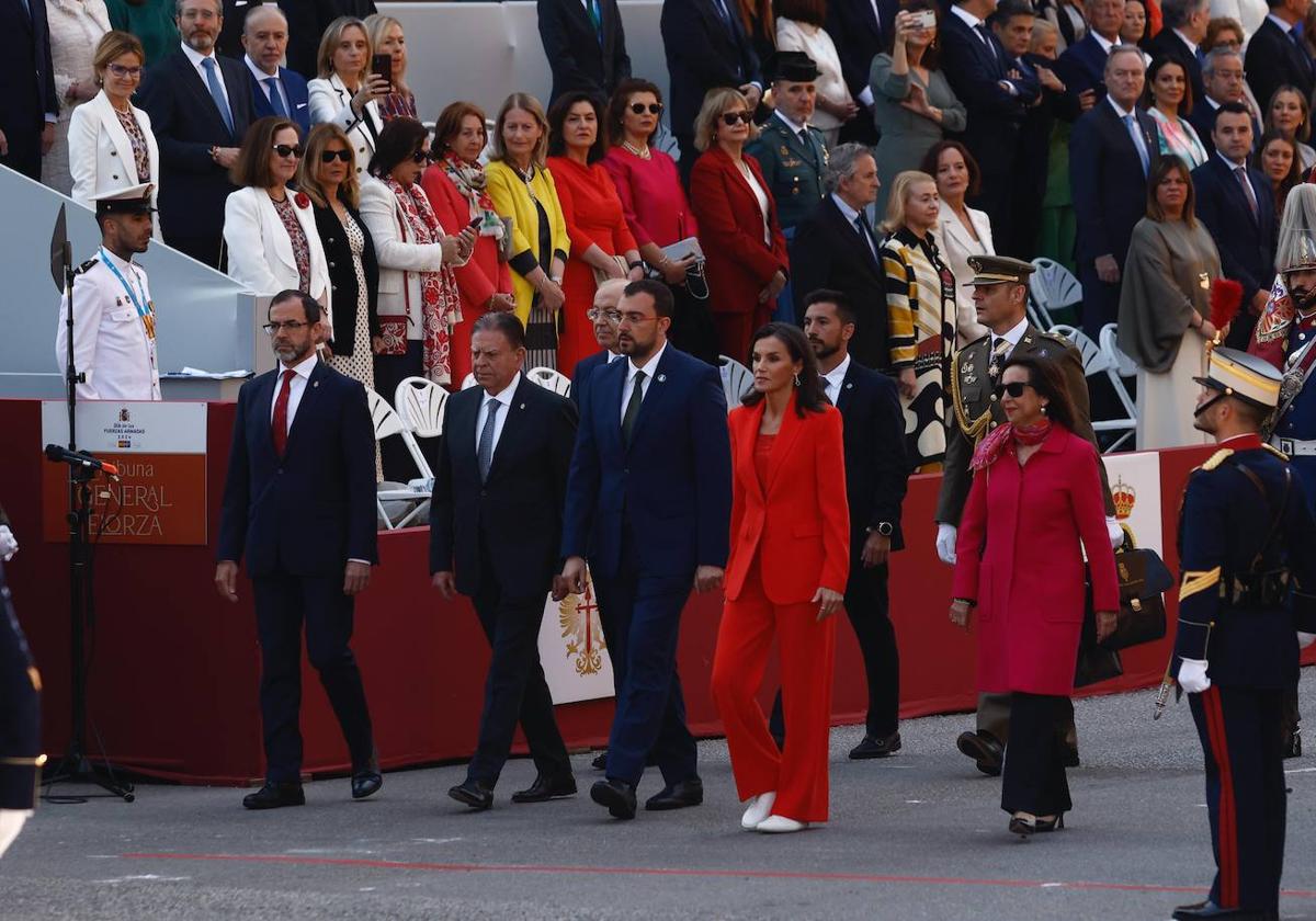 La reina Letizia, con zapatillas blancas, en el desfile de las Fuerzas Armadas de este sábado en Oviedo.