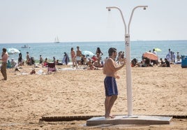 Bañistas, en una playa de Valencia