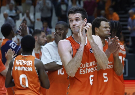 Los jugadores se despiden de la Fonteta tras la derrota.