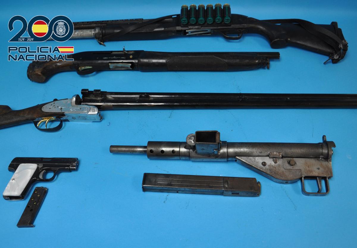 Armas incautadas en la vivienda del detenido en Torrent.