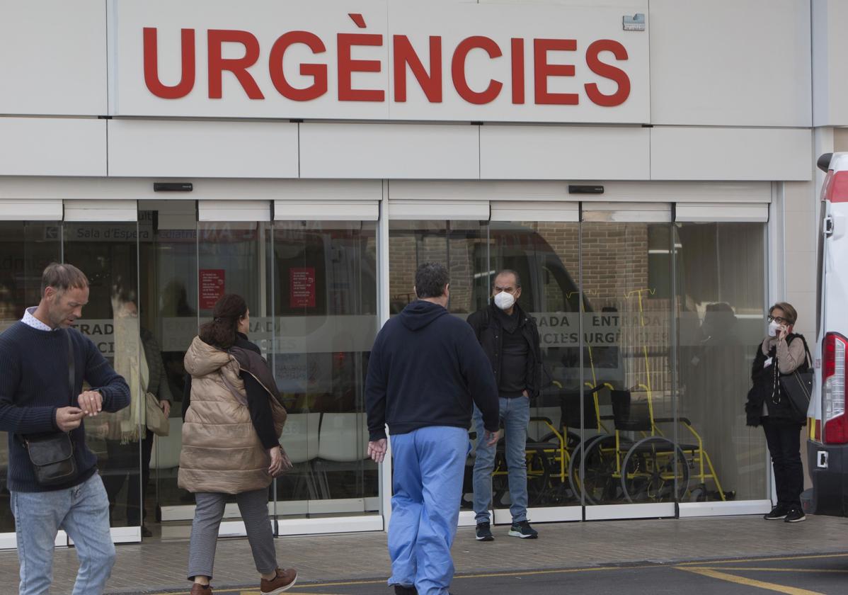 Imagen de archivo de la puerta del Servicio de Urgencias del Hospital Clínico.