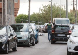 Un guardia civil junto al cadáver de la víctima.