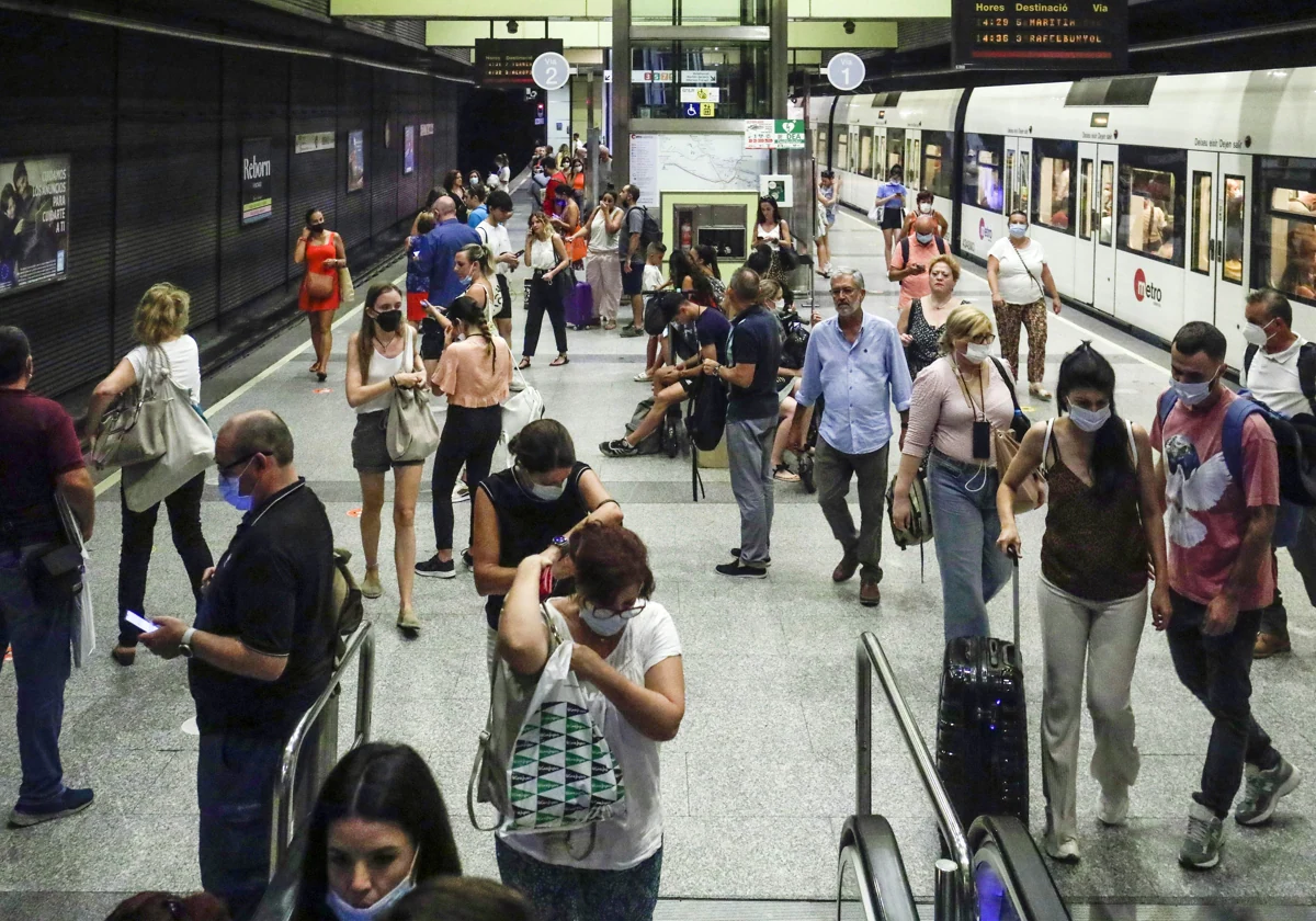 Los ataúdes son arrojados desde el techo en la estación Nou d’octobre de Metrovalencia.