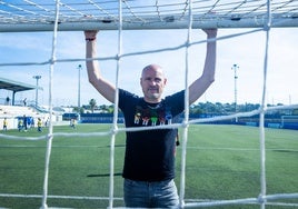 Mateu Lahoz, en una de las pistas de fútbol de Cracks, donde comenzó a arbitrar.