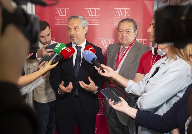 Bravo y Boluda atienden a los medios en Valencia.