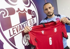 Giorgi Kochorashvili, posando en el Ciutat de València con la camiseta de la selección de Georgia.