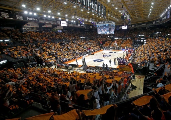 Tifo de pañuelos en el arranque del tercer partido de la serie contra el UCAM Murcia.