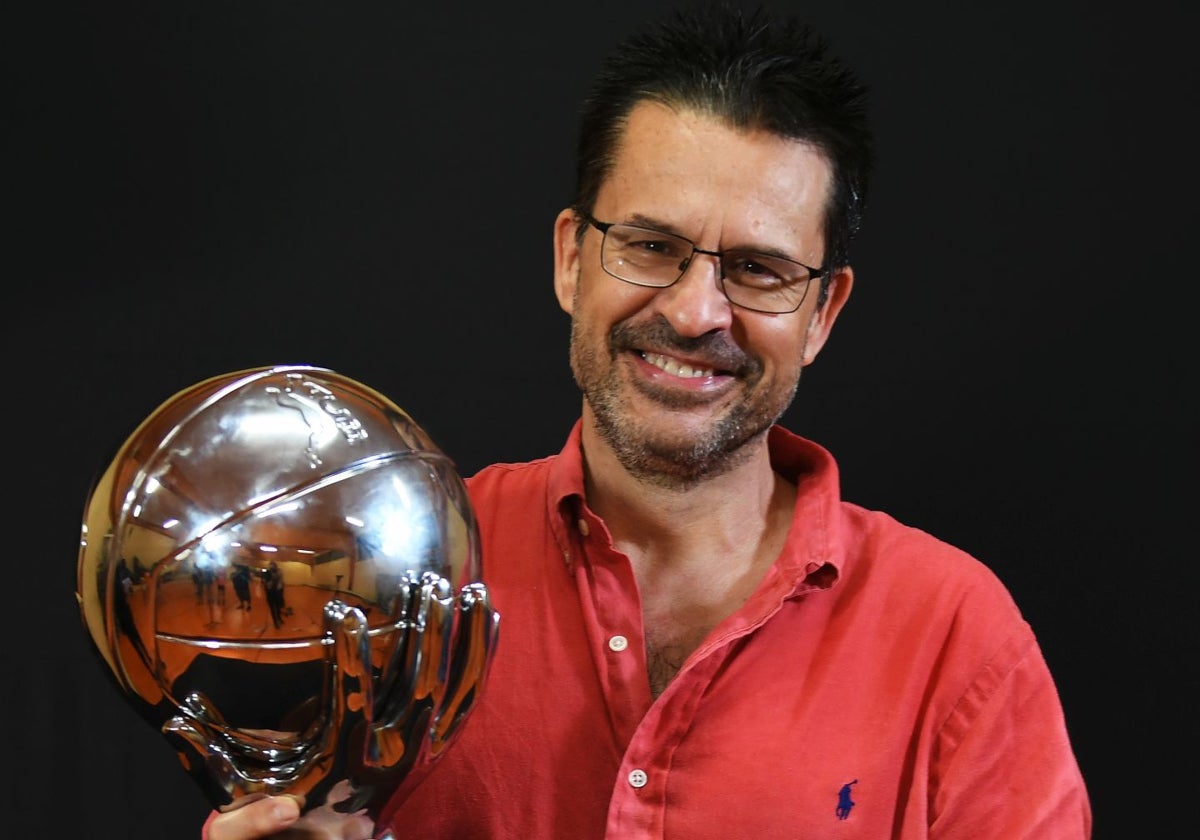 Pedro Martínez posa con el trofeo de campeón de la Liga Endesa 2017.