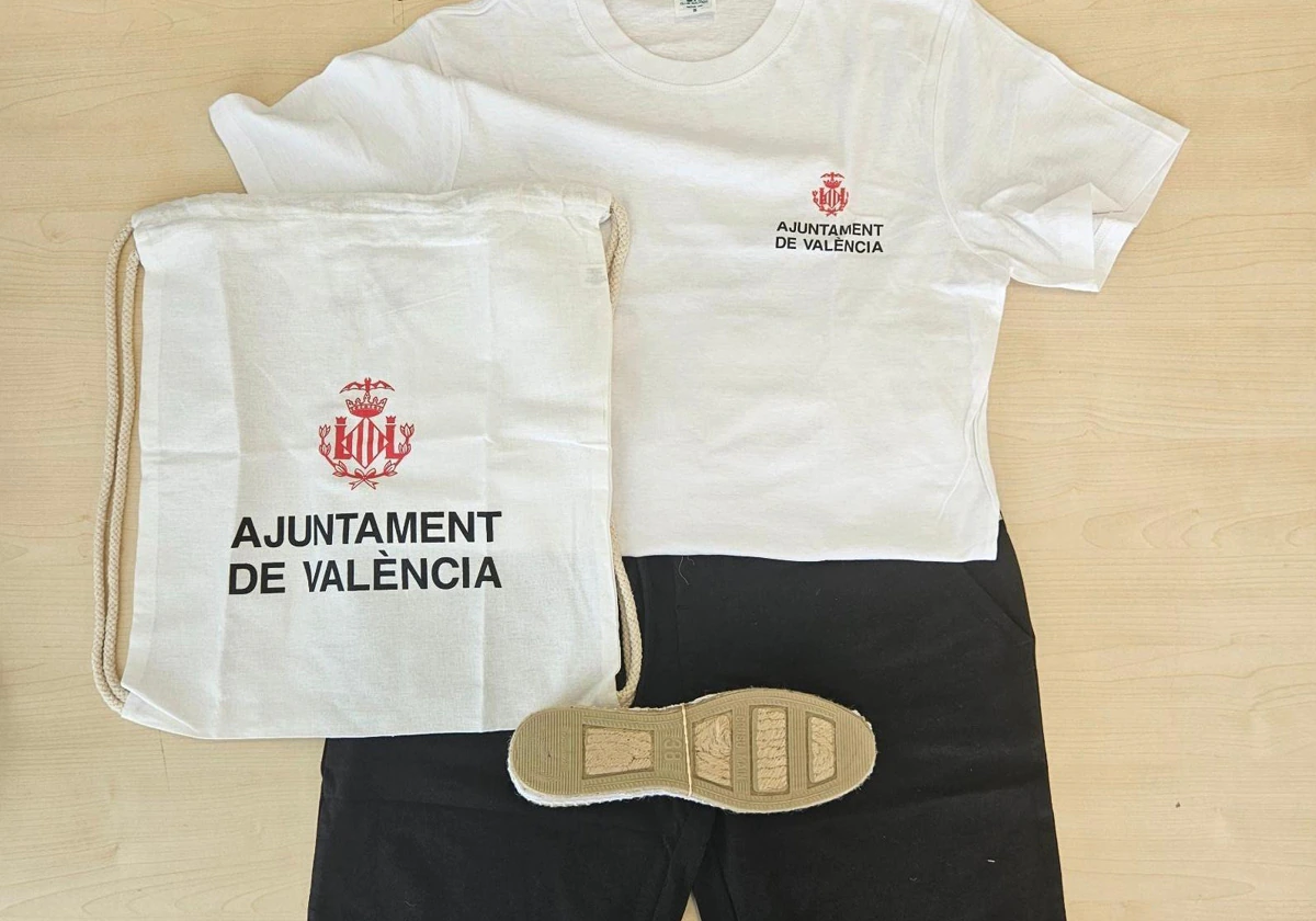 Las camisetas con el logotipo del Ayuntamiento están disponibles en las playas de Valencia en caso de que le roben su bolso.