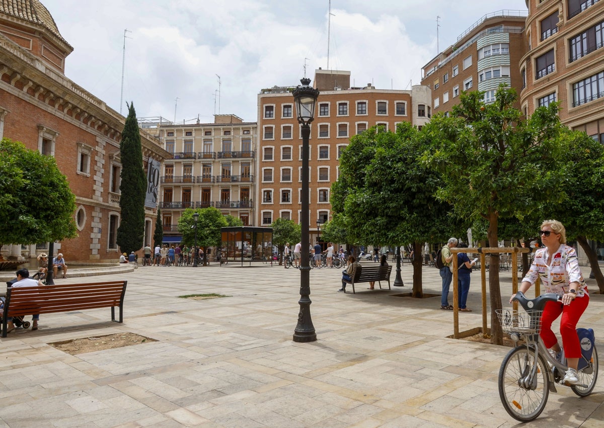 Imagen secundaria 1 - Modelo de farolas en la plaza del Ayuntamiento, en la plaza del Patriarca y en la plaza de la Reina.