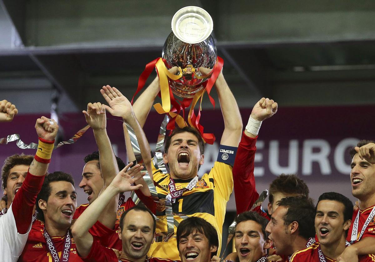 Iker Casillas levanta la Eurocopa de 2012.