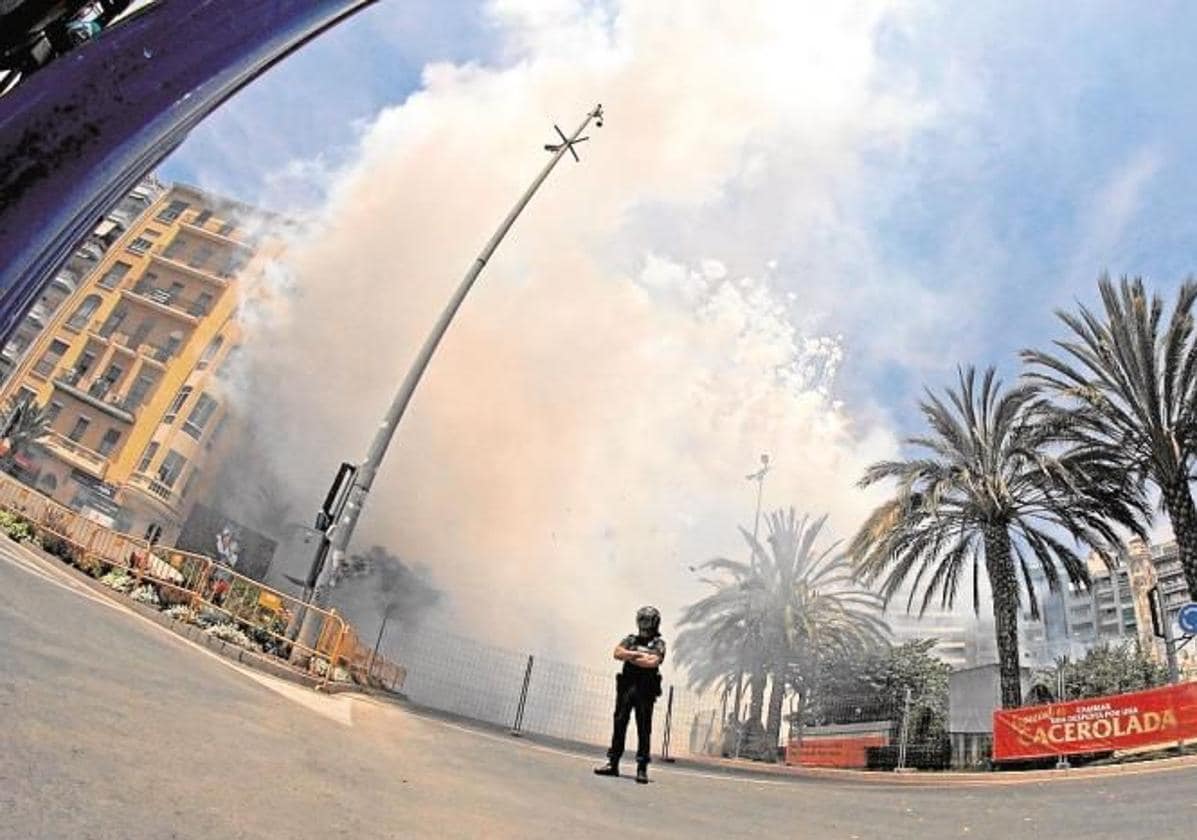 Programa de las Hogueras de Alicante del 1 de junio: mascletà, desfile, pregón y castillo de fuegos artificiales