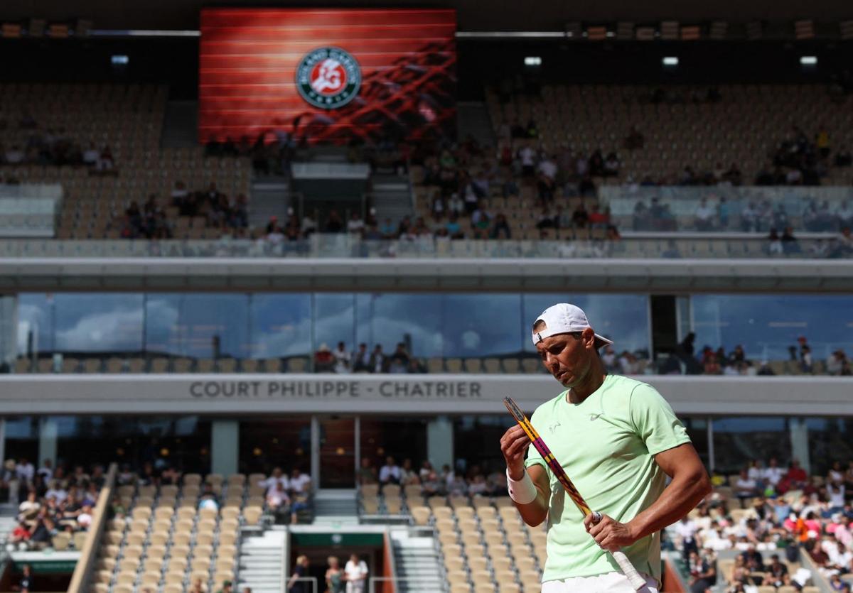 Nadal, entrenando en la pista central de Roland Garros.