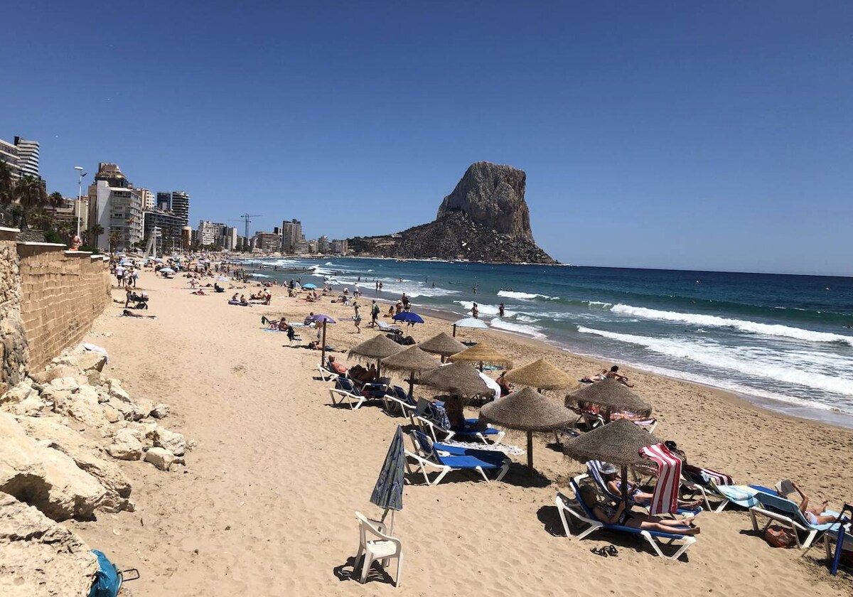 En temporada alta, trece kilómetros de la playa de Calp serán patrullados por un equipo de treinta y dos personas.