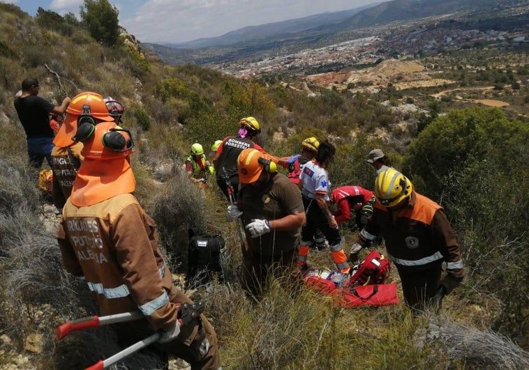 Despliegue de bomberos, brigadas y equipos sanitarios para el complicado rescate del parapentista, el viernes, en Villar del Arzobispo.