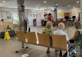 Varios pacientes en el la sala de espera de un centro de salud.