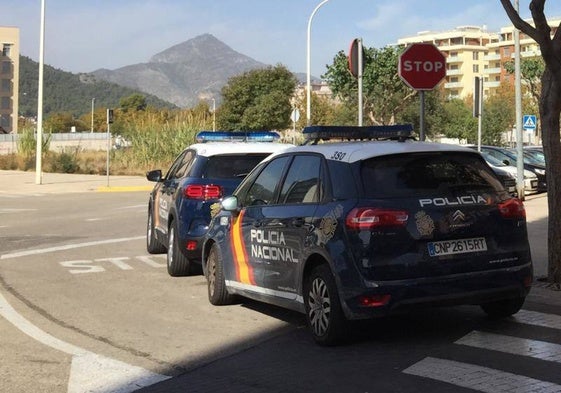 Dos coches de la Policía Nacional en Gandía en una imagen de archivo.