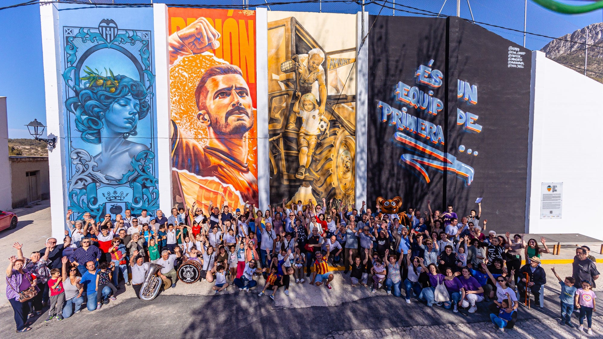 El pueblo de Beniatjar se volcó con la inauguración del panel.